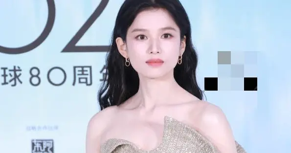 张婧仪ELLE风尚大典红毯活动，一袭玫瑰渐变色亮片长裙，美到犯规