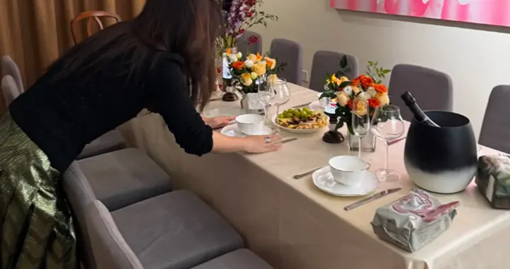 朱珠搬离老破小，和老公在新家做饭请客，家里穿裙子凉拖超暖和