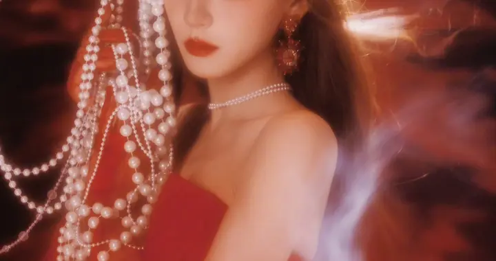 张予曦/｜红 裙+ 红 色 头 纱，浓 烈 的 色 彩 和 浓 颜 ...