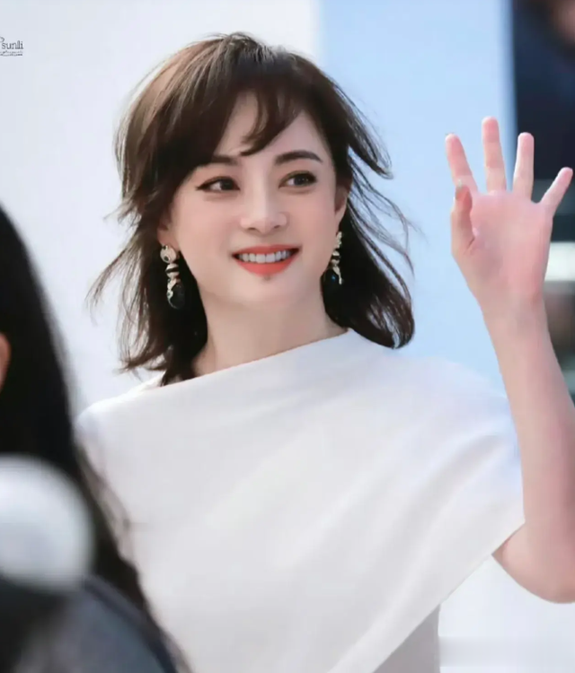 41岁孙俪长发披肩出席活动，脸蛋圆润胖了很多！穿白裙温柔又优雅