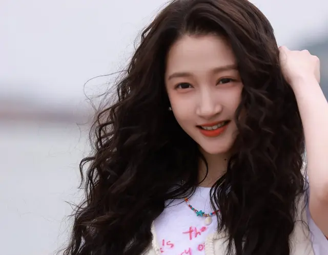 关晓彤，羊毛卷发型好有活力感，满屏都是头发，好漂亮的妈生脸