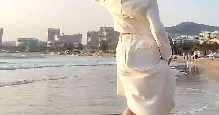 万茜光脚提裙海边奔跑，太美了！