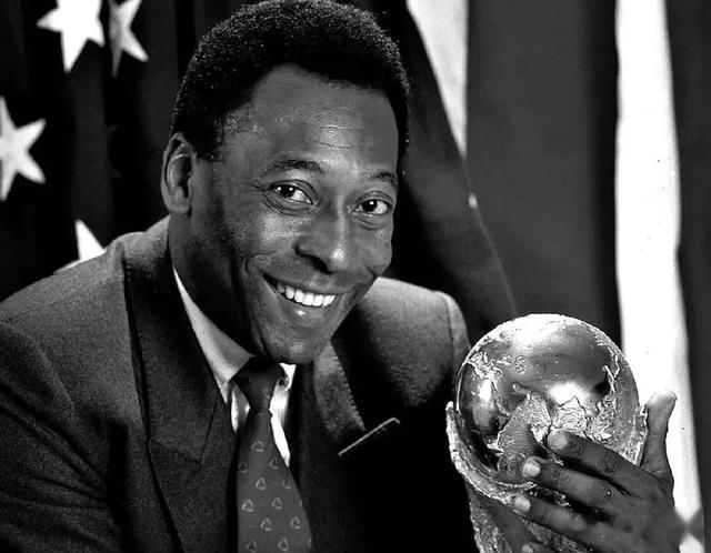 |悼念球王贝利传奇职业生涯，盘点贝球王光辉荣誉