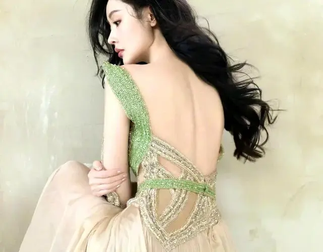 张天爱抹胸礼裙写真，大自然的颜色，这个夏天独有的浪漫