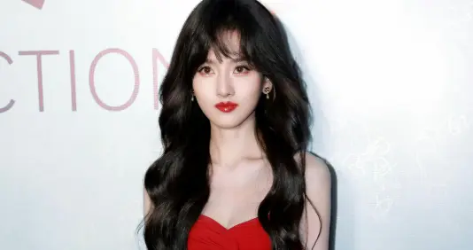 宋祖儿红裙大波浪神似贝微微，适配度、审美争议引全网狂欢！