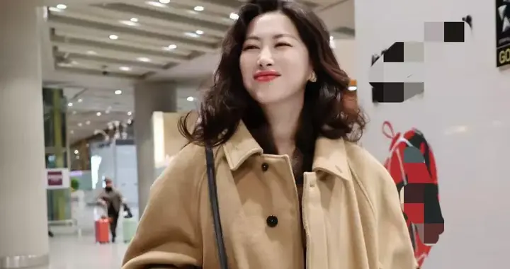 朱珠的中年穿搭真高级！卡其色大衣+皮草+阔腿裤，简约又贵气！