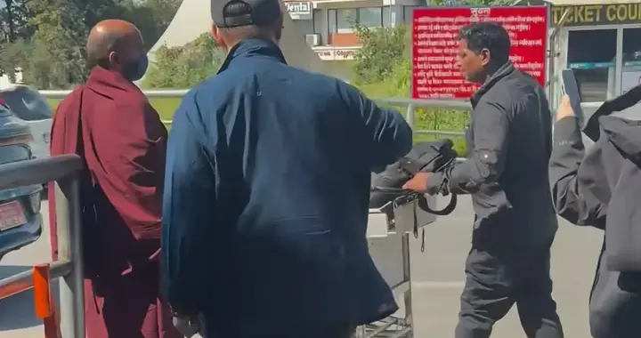 李连杰现身尼泊尔，穿搭朴素步履轻松，状态大好，有专车迎接