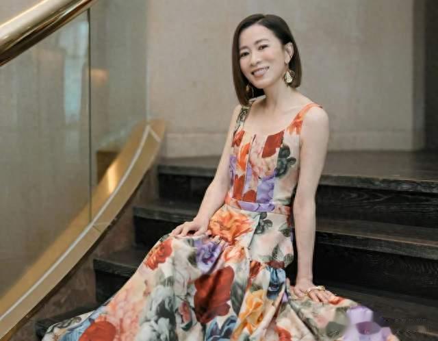 佘诗曼这一身花裙也太漂亮了吧，爱笑的女孩好明媚，一点不像50岁