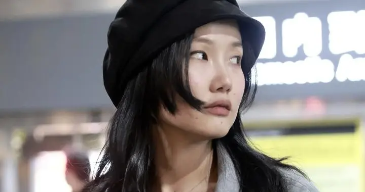 黄龄身穿灰色外套内搭黑打底配短裤长筒靴抵达长沙录制声生不息