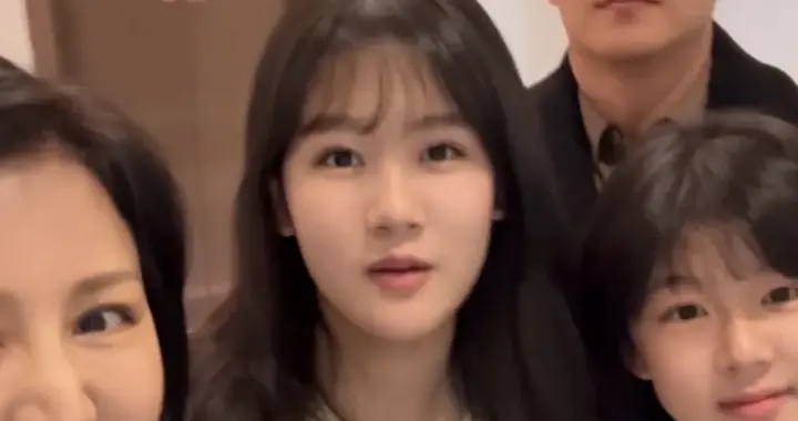 陆毅女儿摘牙套疼到哭，老父亲紧握小手眼含泪光，这一幕太戳心了