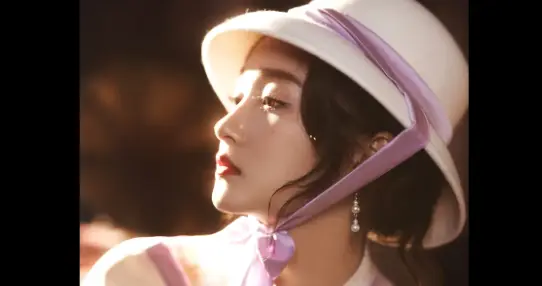 关晓彤白色礼服配圆顶礼帽， 尽显复古神韵，婚礼遥遥无期！