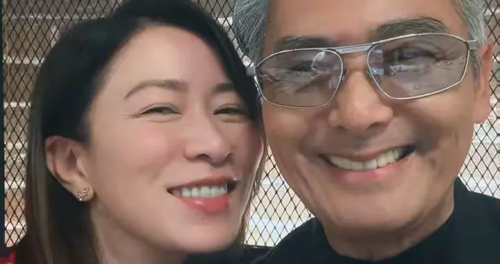 佘诗曼晒出人生第一张与周润发自拍，激动直呼：超浪漫、超温馨