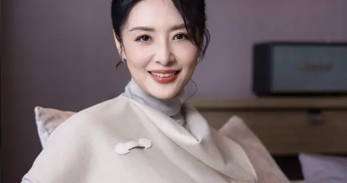 主持人周涛今日份上班美照，顶级韵味阿姨，真爱了