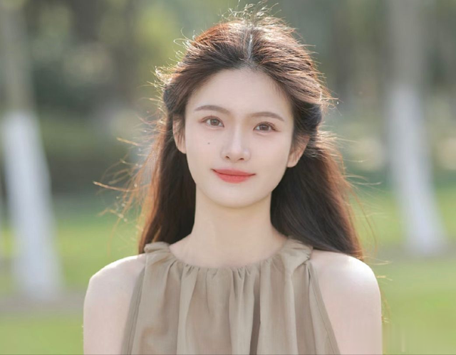发型 女人别再披头散发了，今夏这3种“扎发”火了，时尚减龄显脸小