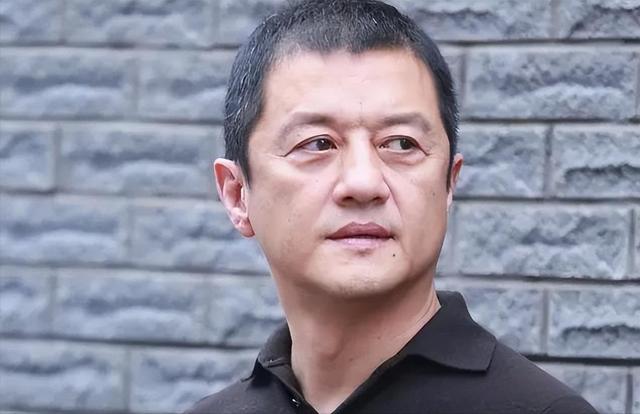 李亚鹏惨出新高度！从大平层搬到出租屋，3岁女儿嚎啕大哭不愿走