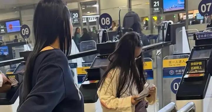 伊能静秦昊带爸妈出游，9岁米粒颜值气质在线，活脱脱小版伊能静