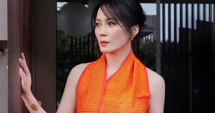 俞飞鸿橘色长裙，飞鸿姐姐状态真好