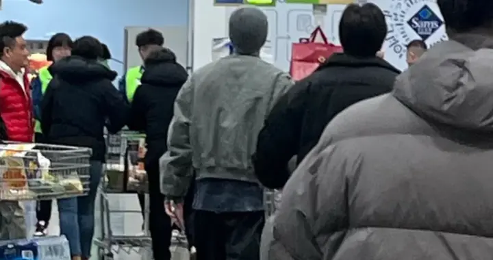 宋威龙逛山姆被偶遇，包裹严实仍被认出，买的吐司也被扒了同款