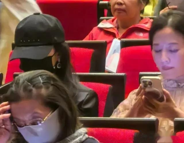 刘亦菲现身北京，陪妈妈看芭蕾舞剧，66岁刘晓莉很抗老越活越年轻