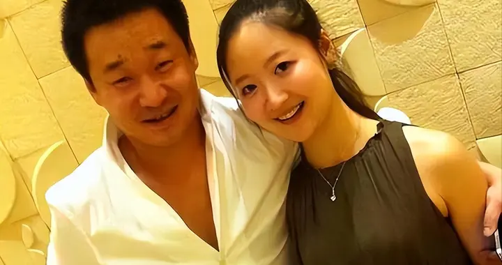 她未婚先孕，嫁大18岁“丑男”明星，如今结婚11年仍被丈夫宠成宝