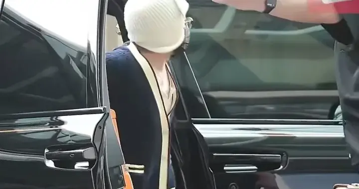 权志龙飞巴黎机场照曝光，整身行头都是香奈儿，垂耳兔帽子要火了