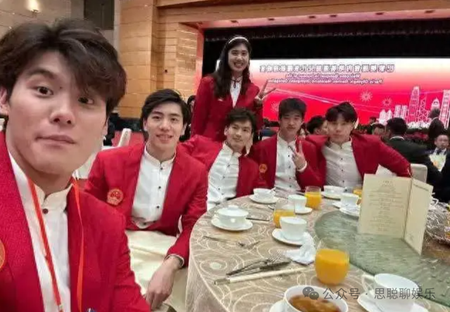 香港晚宴名场面：全红婵喝可乐被偷亲，霍启刚弯腰太宠溺！