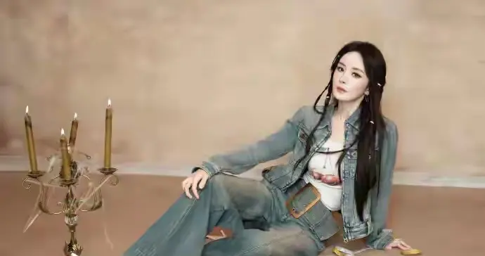 杨幂牛仔套装飒爽出街，白色细高跟点睛，又野又温柔尽显妈咪魅力