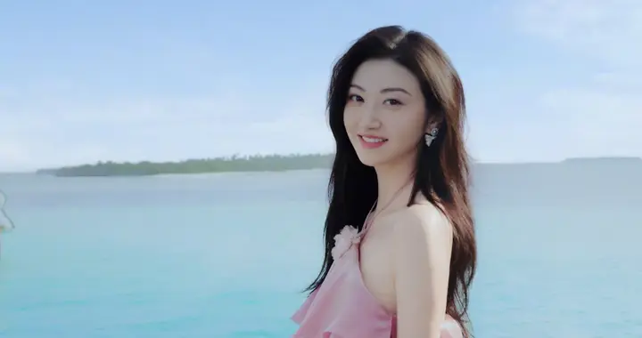 “人间富贵花”景甜晒美照，粉裙在身太美了，粉黛为裳，波光为镜