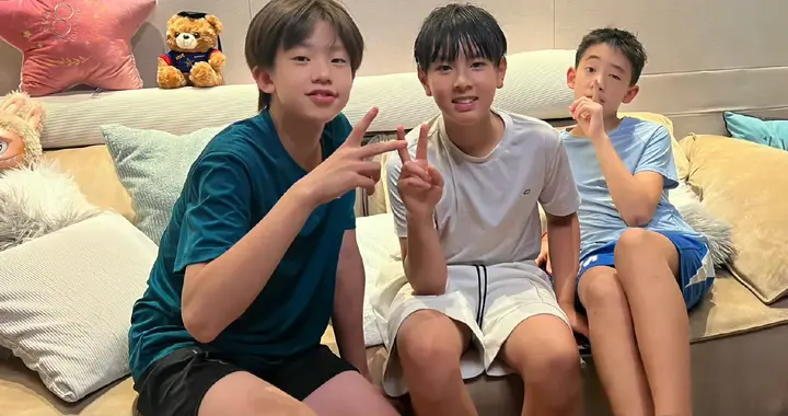 刘畊宏带陈小春吴尊儿子运动，三小帅哥同框好帅气，都长高长大了