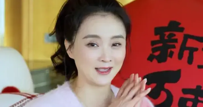 王艳儿子帅到认不出！19岁球球和妈妈一起布置豪宅 高又帅比例绝佳