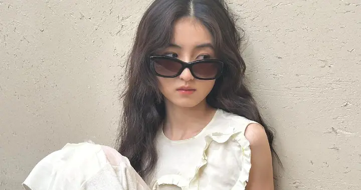 张子枫分享最新写真，穿白色套装戴着墨镜美得好松弛！