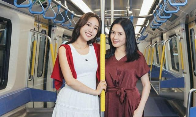 李丽珍27岁的女儿正式进军娱乐圈，母亲铺路搵真银，曾多次拒入行