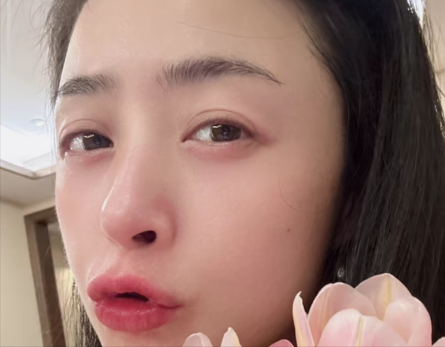 蒋欣 40岁蒋欣久违晒近照，瘦身成功后愈发养眼，素颜怼脸拍少女感超足