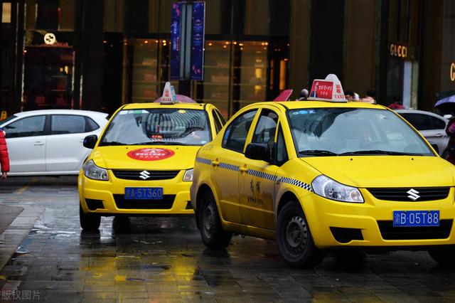 当地三辆出租车禁止外地出租车拉客，追逐撞击，判刑2年
