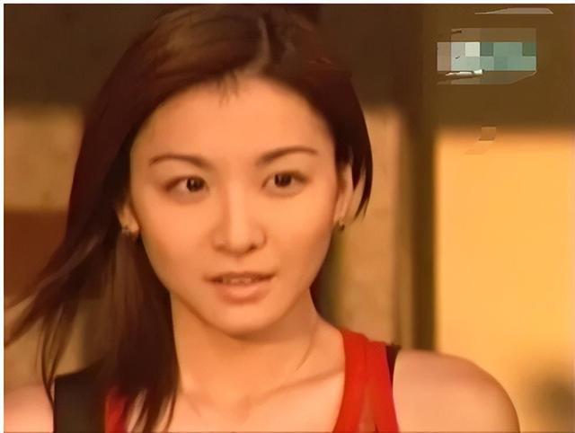 美貌不输蒋勤勤，却被一巴掌打到退圈，如今她的状态绝了