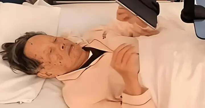 103岁杨振宁去世，留下翁帆独自一人生活！两人去年刚庆祝完瓷婚