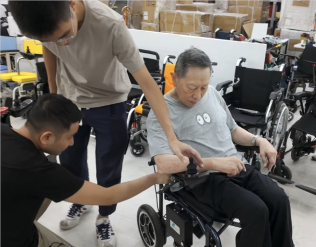 75岁TVB绿叶现身轮椅店，头发花白身体难直立，试了新轮椅很满意