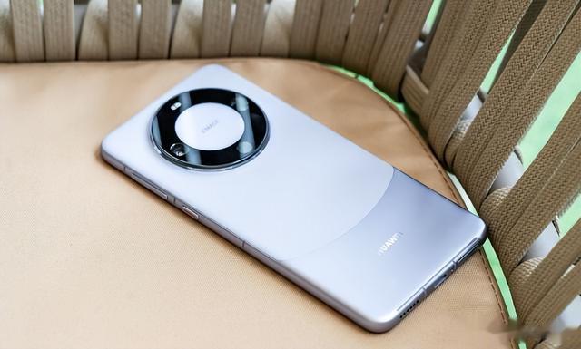 华为开始心软了，12GB+512GB跌价1701元，顶配旗舰售价亲民了