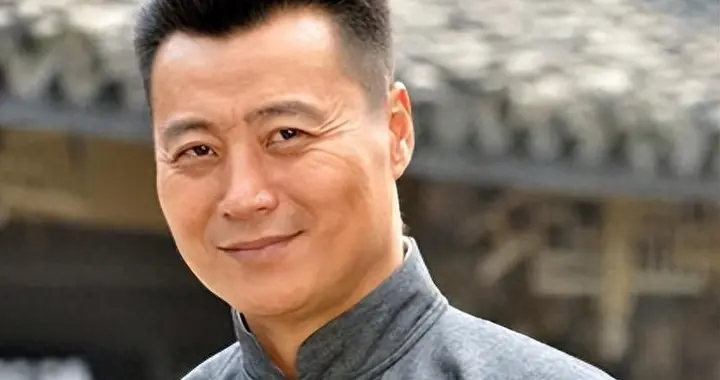 任程伟携妻子参加同学聚会，55岁黄蕾头发全白，和老公不像同辈人