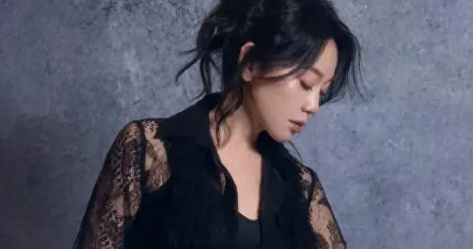 闫妮越来越放得开！穿透视蕾丝套装，窈窕曲线好抢镜！