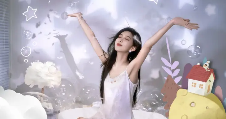 孟子义穿吊带裙身材窈窕又纯又欲 对镜wink灵动娇憨