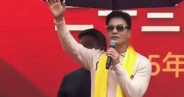 知名港星70岁大寿众星云集，现场高歌跳舞向太太表白