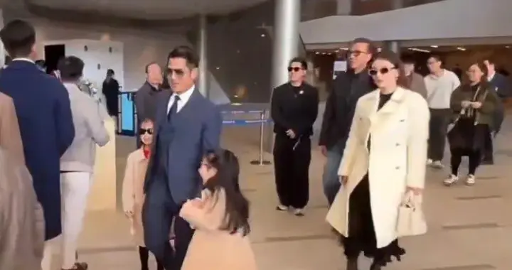 天王抵港！方媛携两千金接机，姐妹俩颜值基因惊艳众人