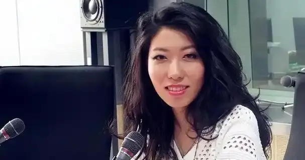 母亲贪污3.5亿的曲婉婷,在国外被男友骗钱想回国,网友表示：活该