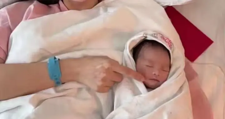 汪小菲晒儿子正脸照！五官好精致，好像汪小菲，汪大爷抱了一夜