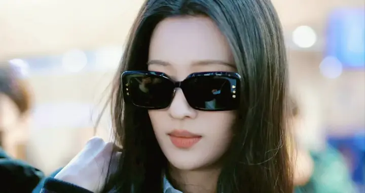 老天赏饭吃的颜值！王楚然巴黎路透杀疯了，95花大青衣实至名归