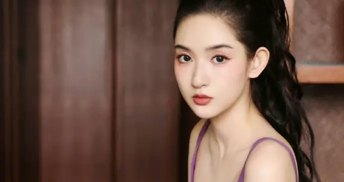 王玉雯紫色吊带裙也太漂亮了吧！网友：这丫头越来越明媚了。