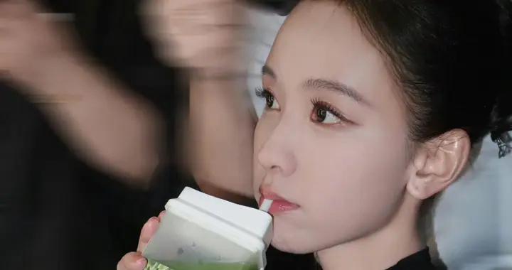 陈都灵出席珠宝活动，喝着古茗饮品，这是要官宣新代言人的节奏吗