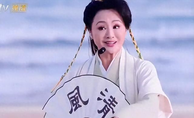 全网抵制！拿没教养当个性的她，终于惹了众怒！难怪王珞丹都嫌弃