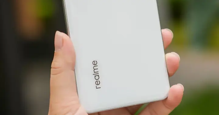 真我放弃高利润，骁龙8至尊+120倍变焦+6500mAh，国补后仅2899元